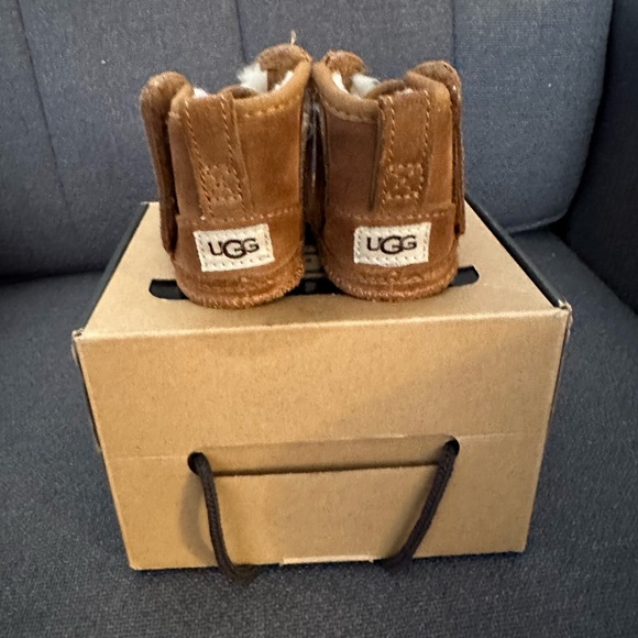 Unisex Uggs Boots For Boy Or Girl - Picture 2 of 3
